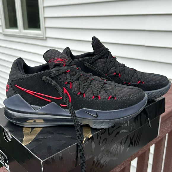 Lebron XVII low worn once comes with box - Picture 1 of 4